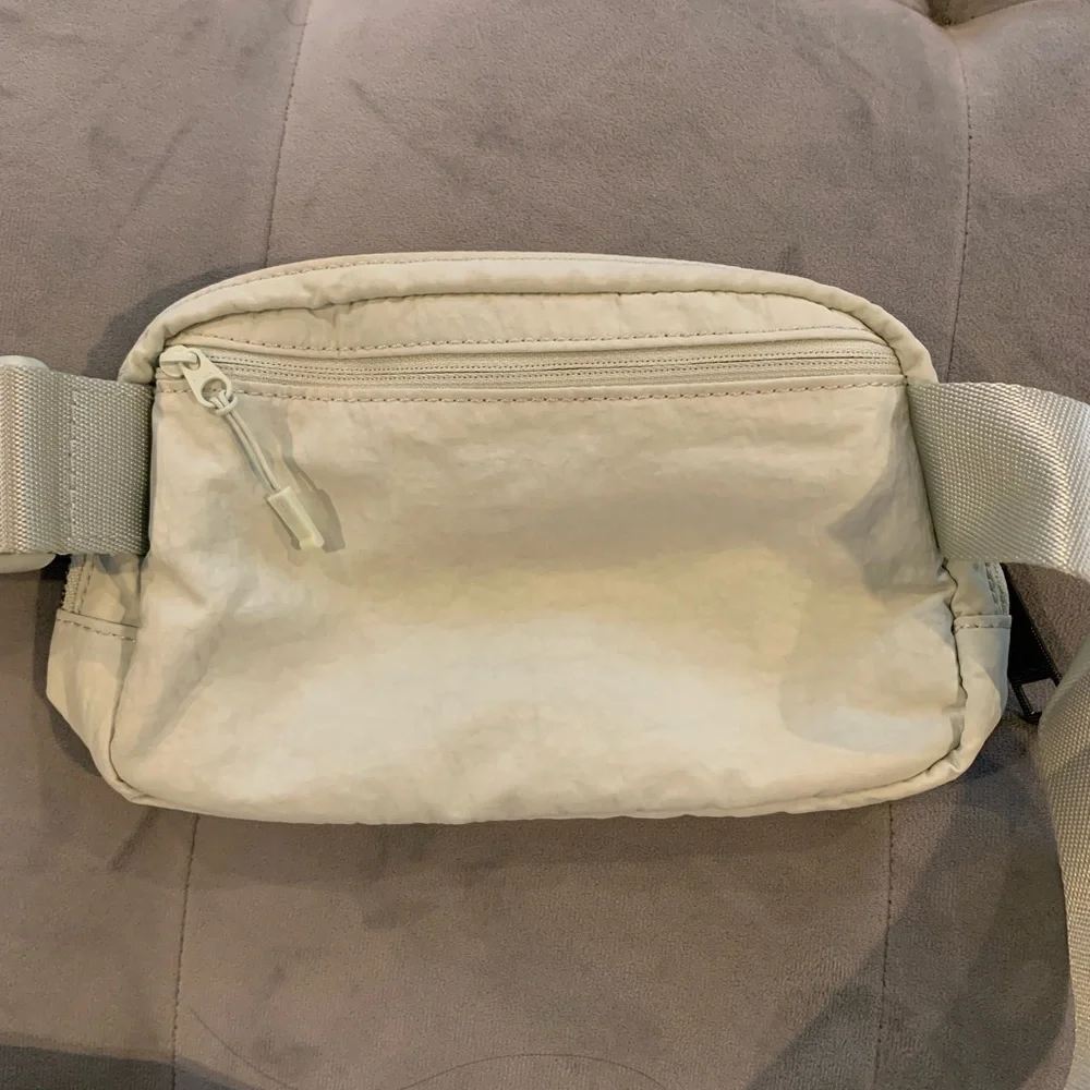 RARE NWOT Lululemon Everywhere Belt Bag Springtime Mint Green - Picture 3 of 16